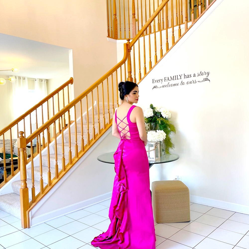 #2 long formal dress for prom and weddings
New with its tag.
Size 5 and 7 (s/m)